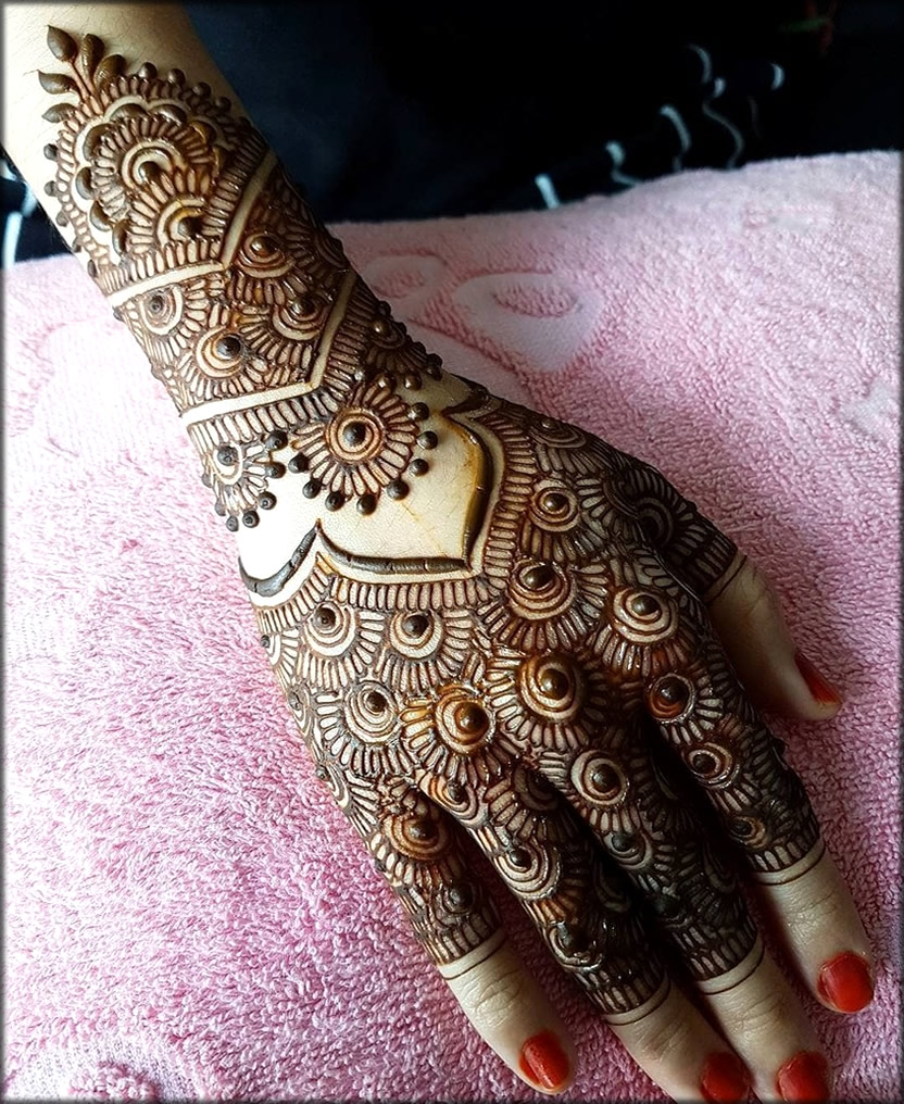 Gujarati Mehndi Design With Peacock Resemblance