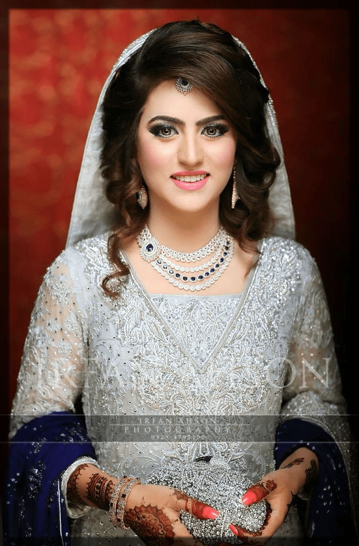 Latest Pakistani Bridal Hairstyles 2022 for Mehndi, Barat and Walima Latest Pakistani Bridal Hairstyles 2022 for Mehndi, Barat and Walima