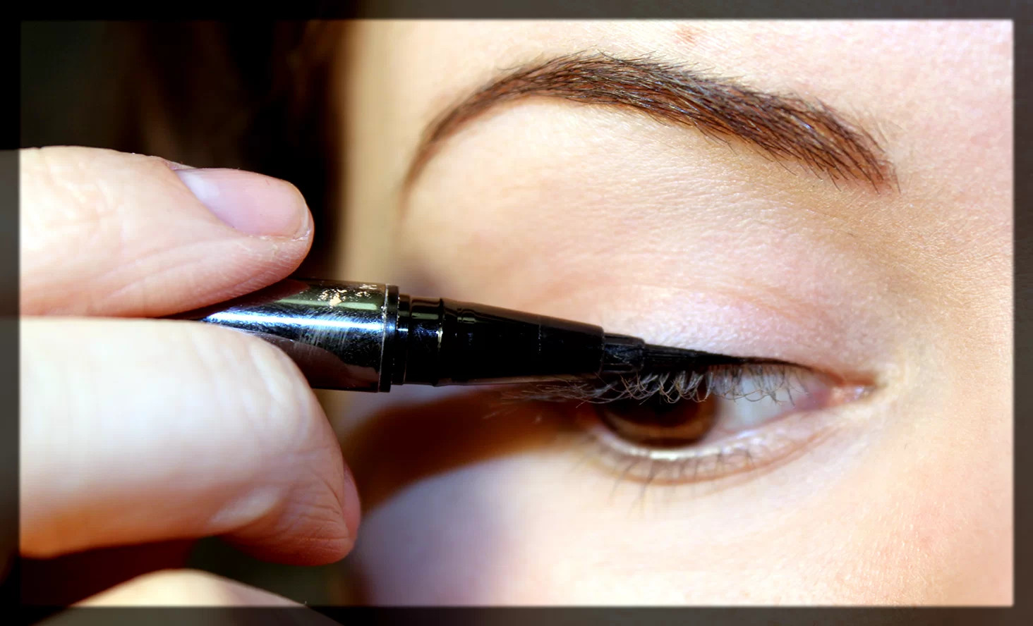 how to apply eyeliner in simple steps