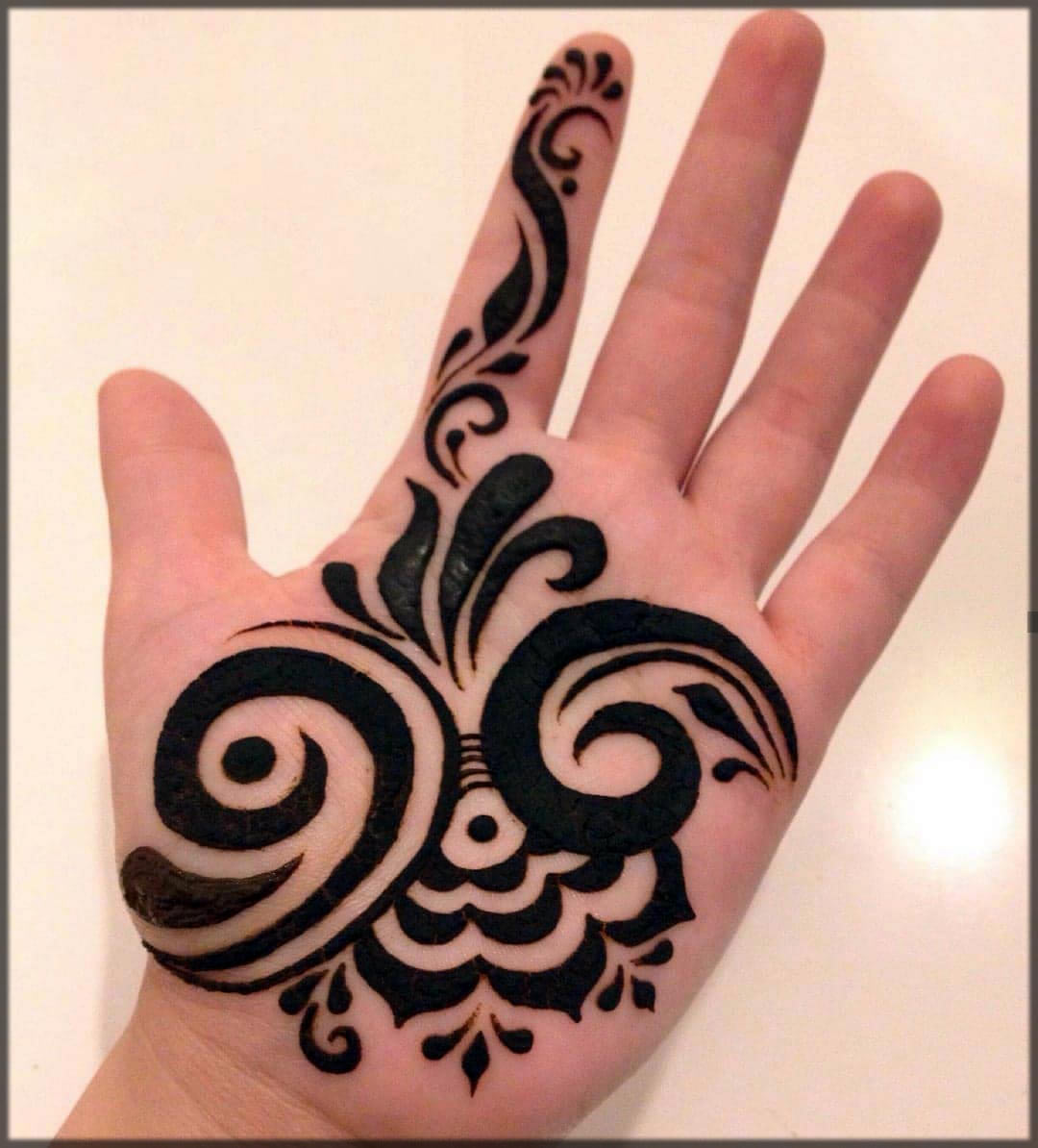 Black henna tattoo hi-res stock photography and images - Alamy