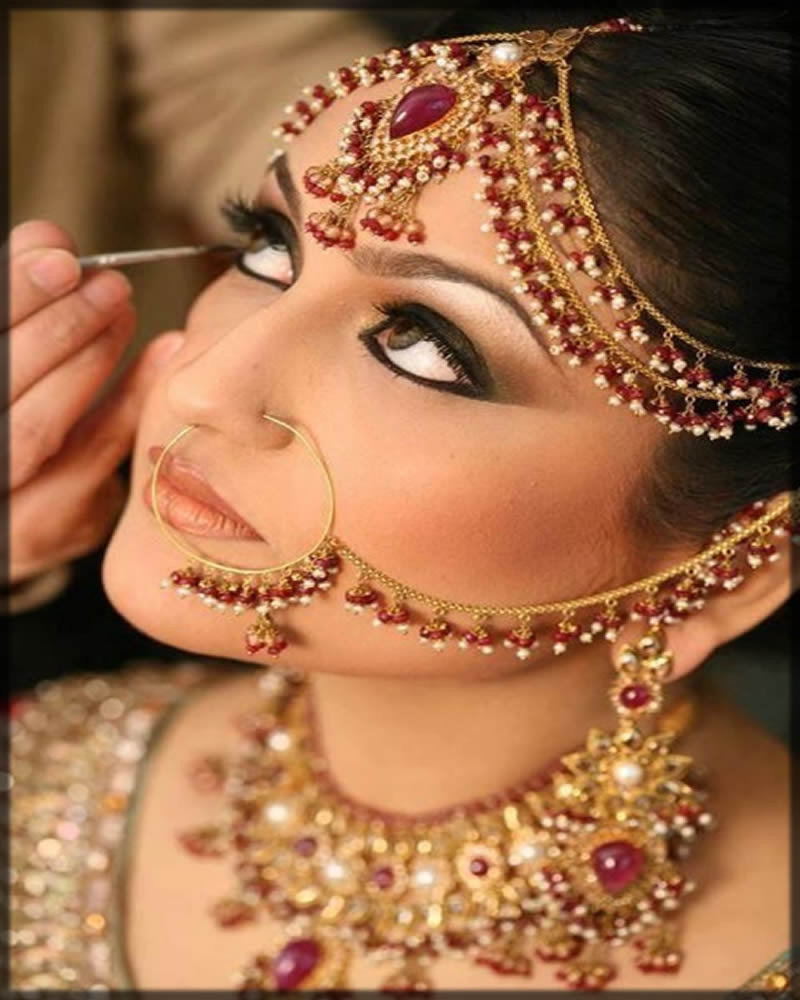 Latest Bridal Nose Ring Styles for 2022 - Nath Designs for Asian Bride