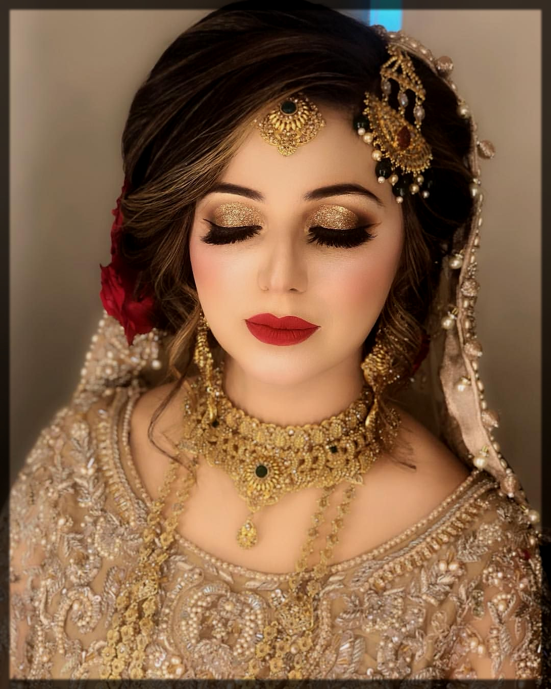 barat bridal eye makeup for golden lehenga