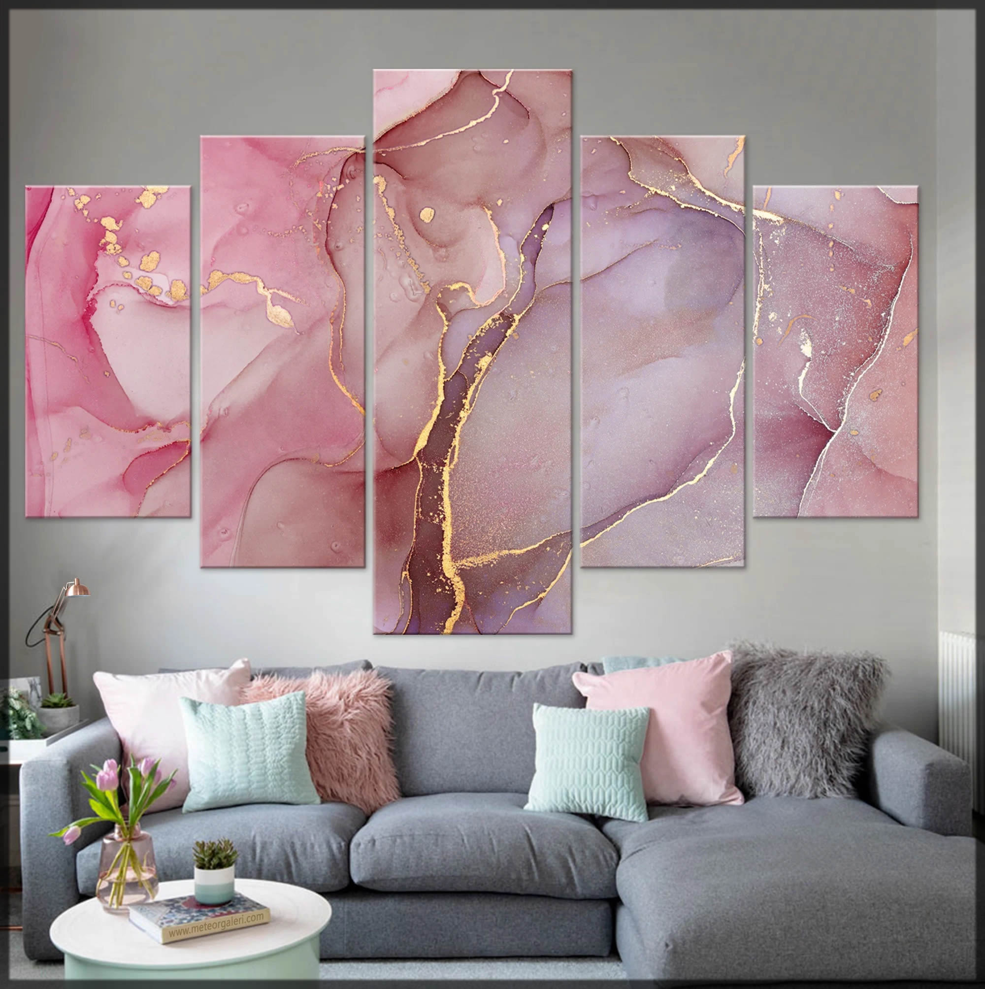 living room design in pink